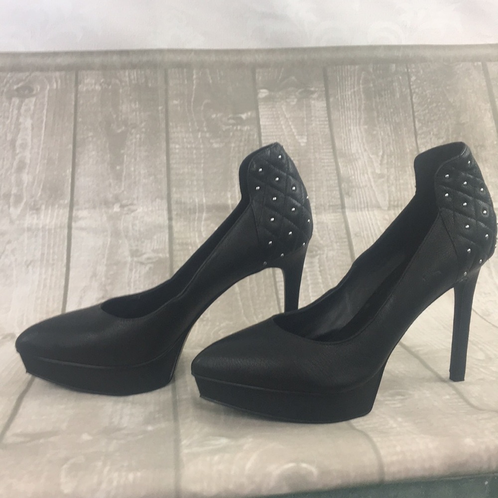 NINE WEST size 8 black leather pumps